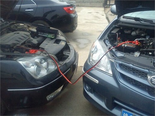汽车搭电救援时，搭电线该如何连接电瓶？
