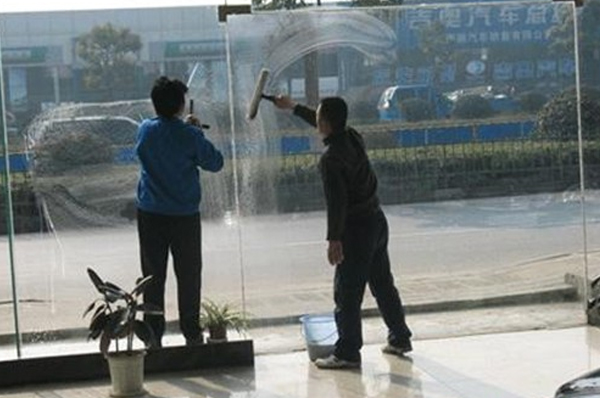 广州玻璃清洗的流程和注意事项