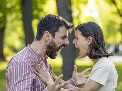 发现老婆出轨邻居怎么办？第三者侦探