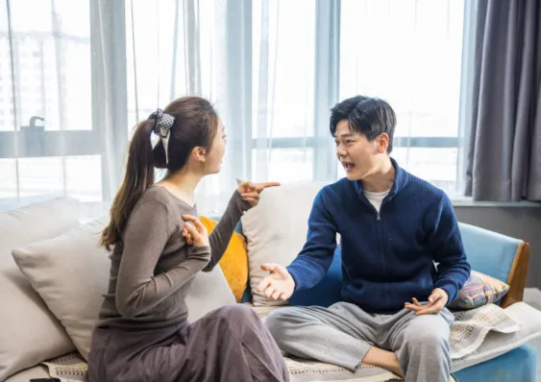 南京發(fā)現(xiàn)配偶出軌爆料小三的可以嗎？